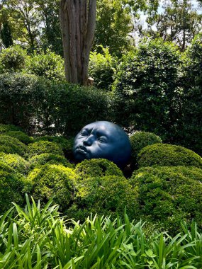 Etretat, Fransa - 18 Temmuz 2023: Etretat Bahçeleri 'nde heykeller