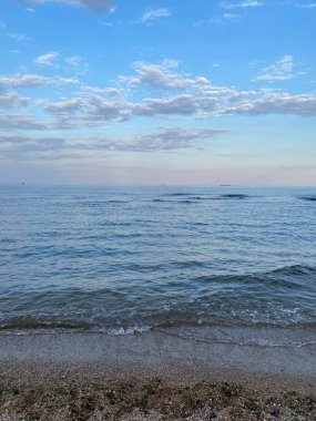 Güneşin batışındaki güzel deniz manzarası
