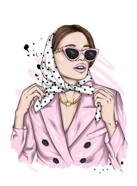 Şık bir başörtüsü ve gözlüklü güzel bir kız. Moda, tarz, giysi ve aksesuarlar..