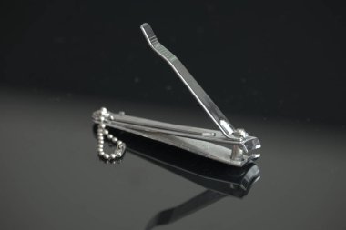 Manikürcü Güzellik Salonunda Tırnak Makas Kesiyor, Kapat