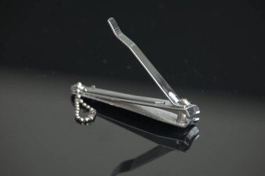 Manikürcü Güzellik Salonunda Tırnak Makas Kesiyor, Kapat