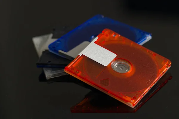 白い背景とデータと音楽のレコードのためのミニディスク カラフルなミニディスク 美しいレトロディスク 背景の赤い色を持つ手の女性のミニMdディスク — ストック写真