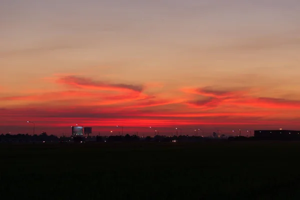 Siluet Kırmızı Bulutlar Yeşil Alanlar Akşam Güneşini Yansıtan Bulutlar Akşam — Stok fotoğraf