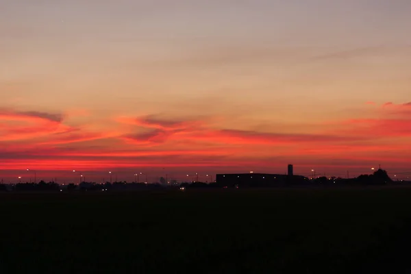 Силуэт Красные Облака Зеленые Поля Облака Отражающие Вечерний Солнечный Свет — стоковое фото