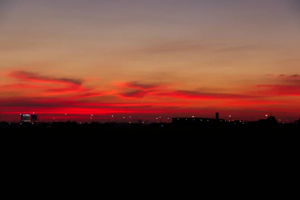 Силуетні Червоні Хмари Зелені Поля Хмари Відображають Вечірнє Сонячне Світло — стокове фото