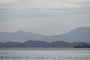 Puslu orman dağlarında altın gün doğumu, çam ağaçları üzerinde dramatik ışık ışınları, manzaralı doğa manzarası, vahşi seyahat, sisli dağların üzerinde gün doğumu, sisli dağların üzerinde görkemli altın gün doğumu, orman vadilerinde sis yerleşen sis.