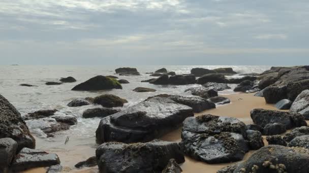 Пляж Приливами Воды Ударяя Многим Большим Скалам Мелководье — стоковое видео