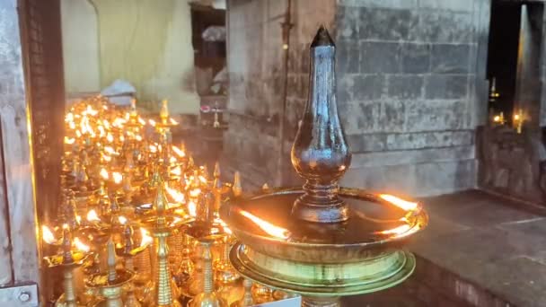 Παραδοσιακές Λάμπες Πετρελαίου Αναμμένες Φωτιά Ένα Ναό Πίσω Από Την — Αρχείο Βίντεο
