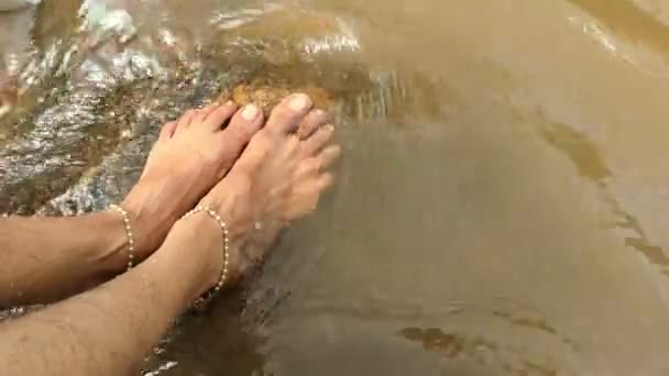 Pies Una Mujer Con Tobilleras Lavadas Por Agua Que Fluye — Vídeos de Stock