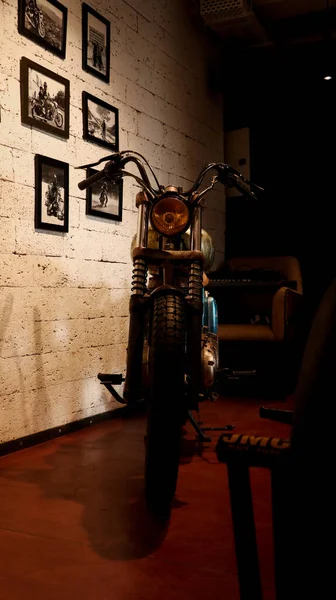 Ein Restauriertes Altes Retro Motorrad Das Einem Café Ausgestellt Wird — Stockfoto