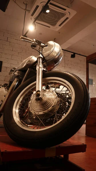 Ein Restauriertes Altes Retro Motorrad Das Einem Café Ausgestellt Wird — Stockfoto