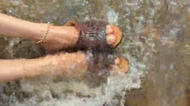 Vrouwen Wassen Haar Sandalen Voeten Met Een Enkelband Een Stromende — Stockvideo