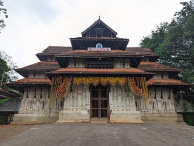 Gündüz vakti Kerala 'da Hindular için ibadet edilen tarihi bir tapınağın girişinde.
