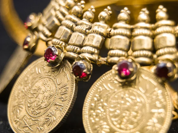Zbliżenie Zabytkowego Naszyjnika Złotej Biżuterii Starożytnymi Rzeźbami — Zdjęcie stockowe