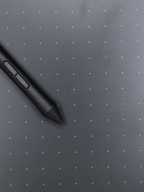 Sanatçılar ve tasarımcılar tarafından kullanılan bir çizim tabletindeki siyah dijital stil dokunmatik kalem aracının yakın plan görüntüsü