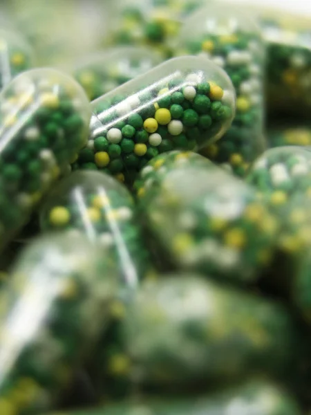 Macro Shot Close Cápsulas Comestíveis Com Comprimidos Cor Verde Amarela — Fotografia de Stock