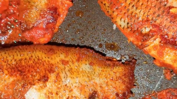 Detailní Záběr Video Smažení Ryb Pokryté Marinované Pálivé Pikantní Chilli — Stock video
