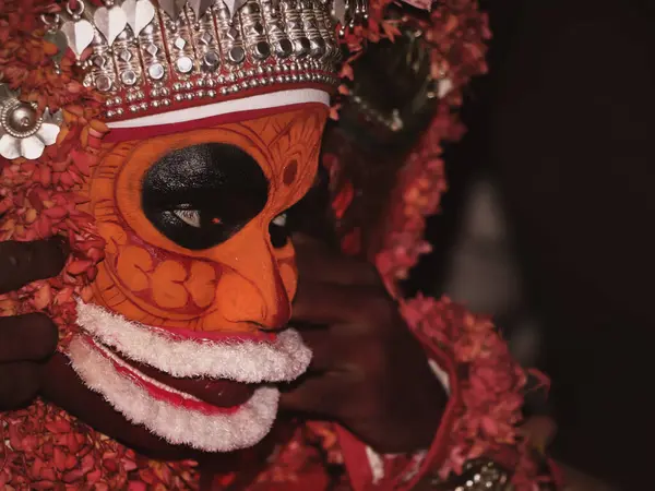 Zbliżenie Headshot Portret Artysty Theyyam Ozdobiony Farbą Twarzy Ozdoby Perfomance — Zdjęcie stockowe