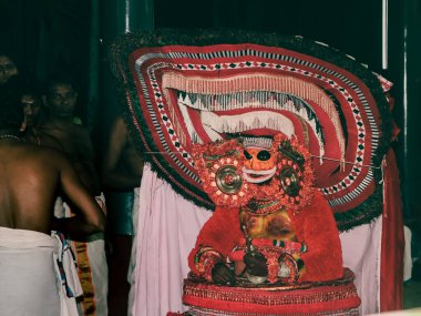 Tapınak festivali sırasında geleneksel kostümlü bir sanatçı tarafından Kerala 'da icra edilen popüler bir ibadet sanatı. 