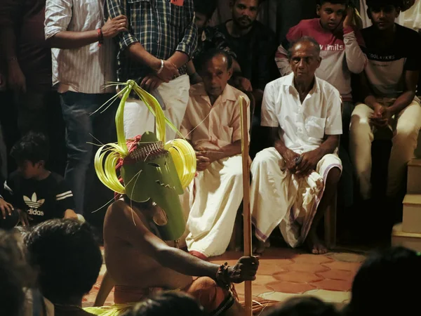 Artista Mascarado Theyyam Atuando Nome Templo Hindu Para Uma Cerimônia — Fotografia de Stock