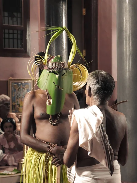 Artista Mascarado Theyyam Atuando Nome Templo Hindu Para Uma Cerimônia — Fotografia de Stock