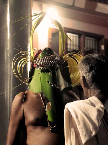 Artista Theyyyam Tradicional Uma Máscara Verde Que Tem Uma Conversa — Fotografia de Stock