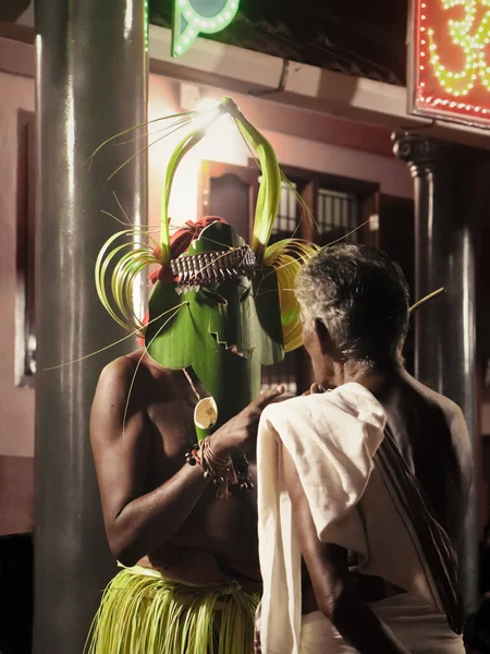 Artista Theyyyam Tradicional Uma Máscara Verde Que Tem Uma Conversa — Fotografia de Stock