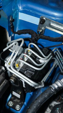 motor yakınındaki bir aracın çeşitli işlevlerini kontrol eden kablolu bağlantıları olan bir elektronik kontrol ünitesi (ECU) 