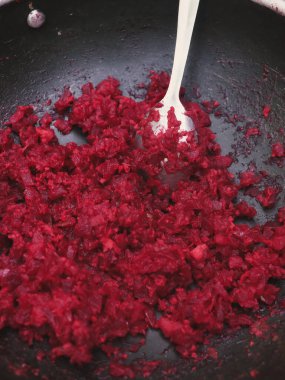 Hint mutfağından yapılmış kalın masala ile karıştırılmış pancar ezmesi. İçine kaşık batırılmış.