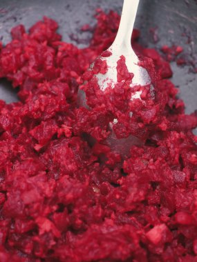 Hint mutfağından yapılmış kalın masala ile karıştırılmış pancar ezmesi. İçine kaşık batırılmış.