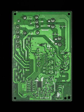 Siyah bir arkaplanda izole bilgi teknolojisi için karmaşık tasarım ve kod ile üretilen bir iletişim işlemcisine sahip yeşil elektronik devre kartı (pcb)
