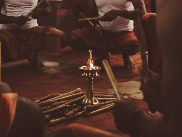 Homens Realizando Ritual Dança Vara Torno Uma Lâmpada Óleo Tradicional — Fotografia de Stock