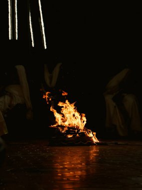 Ateşin alevleri gece dinsel bir kampta yanar ve parlar