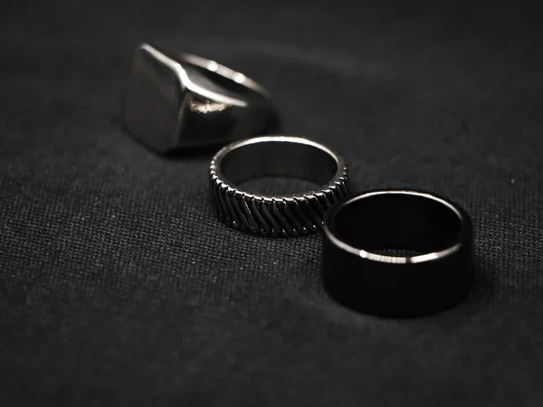 Close Anéis Luxo Platina Metálica Com Design Minimalista Uma Loja — Fotografia de Stock