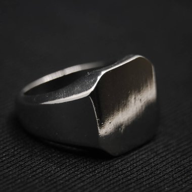 Klasik kare kesim antika metalik platin halka yakın plan siyah bir arkaplanda izole