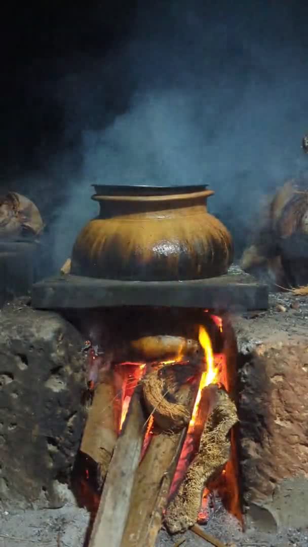 Een Oude Traditionele Kookpot Onder Vuur Een Houtkachel Gemaakt Van — Stockvideo