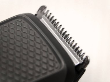 Saç makasının keskin dişlerinin yakın plan makro çekimi ya da beyaz arka planda traş olmak için kullanılan tıraş bıçağı.