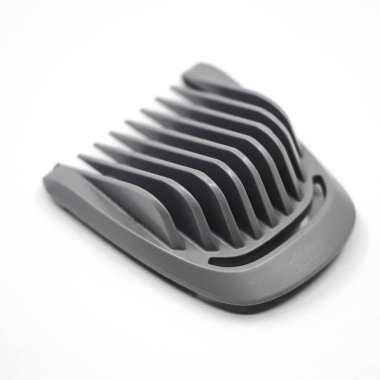 Beyaz arkaplanda izole edilmiş saç kesme makinesi için tarak başlığı eklentisiName