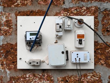 Kablo bağlantıları, şalterleri, sigorta ve elektrik voltaj ölçeri olan bir elektrik prizi.