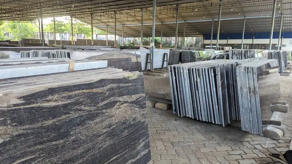 Himalaya mavi desenli granit taş levhalar. Fabrika deposunun döşeme katmanları halinde dizilmiş. 
