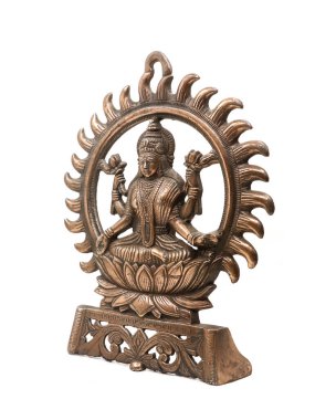 Hindu dininden tanrıça lakshmi 'nin bakır putu. Bir nilüfer çiçeğinin içinde oturuyor. Güneş ışınlarıyla çevrili.