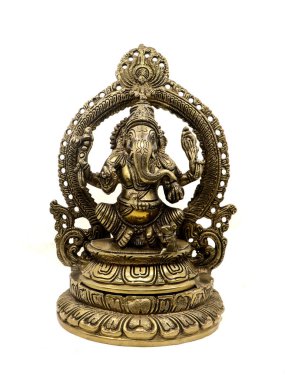 Hindu dininin Ganesh Lordu altın heykeli birden fazla el işi, el yapımı antik heykel oyulmuş detaylarla süslenmiş, ön manzara izole edilmiş.