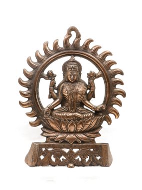 Hindu dininin tanrıçası lakshmi 'nin bakır putu. Bir nilüfer çiçeğinin içinde oturuyor. Etrafı güneş ışınlarıyla çevrili. 