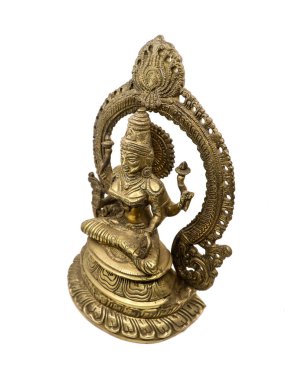 Hindu tanrıça Lakshmi 'nin birden fazla eli var oturma pozisyonunda kutsanmış, antika pirinç heykel beyaz arka planda izole edilmiş.