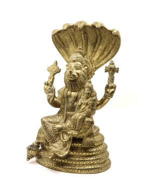 Lord Vishnu avatar 'ın altın heykeli, narasimha aslanı birden fazla elle karşı karşıya bir yılanın üzerinde oturuyor tanrıça Lakshmi' nin yanında, beyaz bir arka planda izole edilmiş.