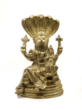 Lord Vishnu avatar 'ın altın heykeli, narasimha aslanı birden fazla elle karşı karşıya bir yılanın üzerinde oturuyor tanrıça lakshmi' nin yanında, beyaz bir arka planda izole ön manzara