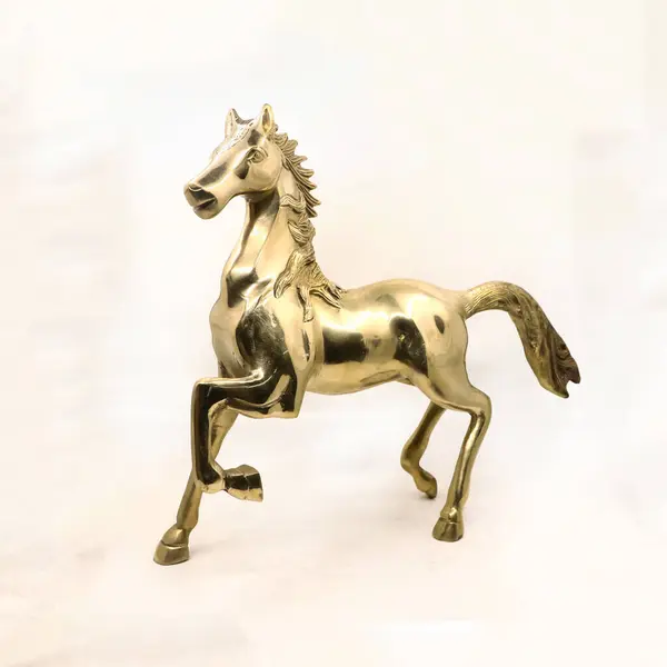 Πολυτελές Άγαλμα Ενός Επιβήτορα Άλογο Γλυπτό Χρυσό Από Ένα Κατάστημα Φωτογραφία Αρχείου