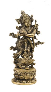 Hindu tanrısı Krishna, beyaz bir arka planda izole edilmiş, su sıçratan bir suda dans eden, son derece süslü ve detaylı el yapımı klasik bronz bir heykel.