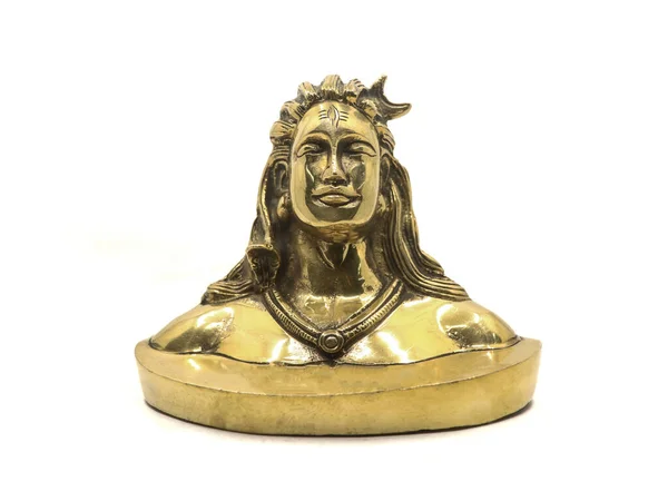 Hindu dininin Lord Shiva 'sının parlak altın heykeli, Adiyogi heykeline dayanan antika taklit el yapımı, beyaz bir arka planda izole edilmiş araba göstergesi için