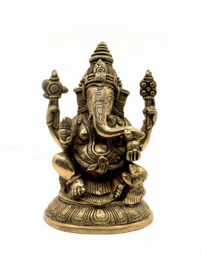Dört elli Ganesh 'in ön görüntüsü, karmaşık detaylarla dolu pirinç heykel ve beyaz arka planda izole edilmiş dekoratif oymalar. 